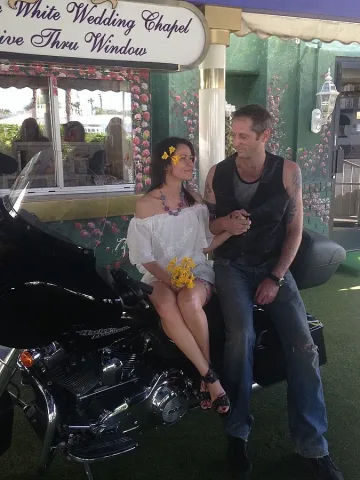 Алек Болдуин аплодира Ени