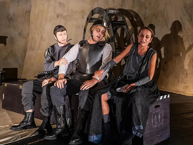 "Майка Кураж" в Сатирата