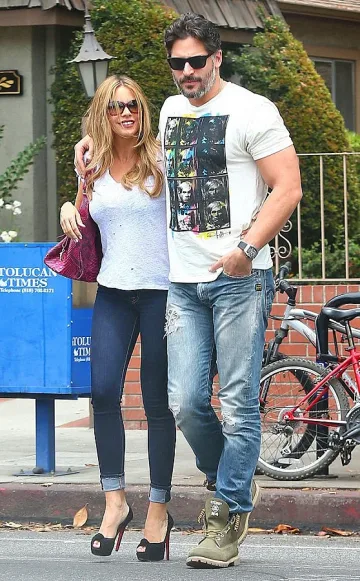 Джо Манганиело се контузи на стриптийз