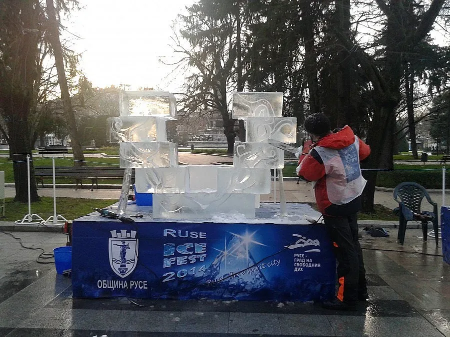 Огромни фигури от кристален лед на RUSE ICE FEST