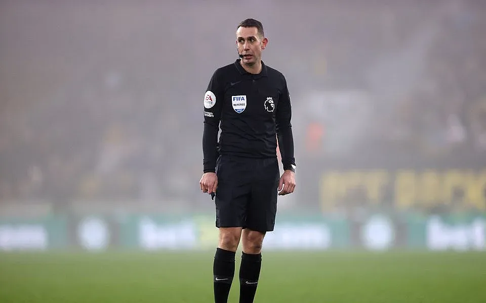 Решиха съдбата на псуващия Ливърпул рефер