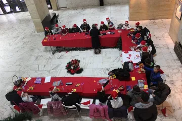 Деца майсторят коледни сувенири