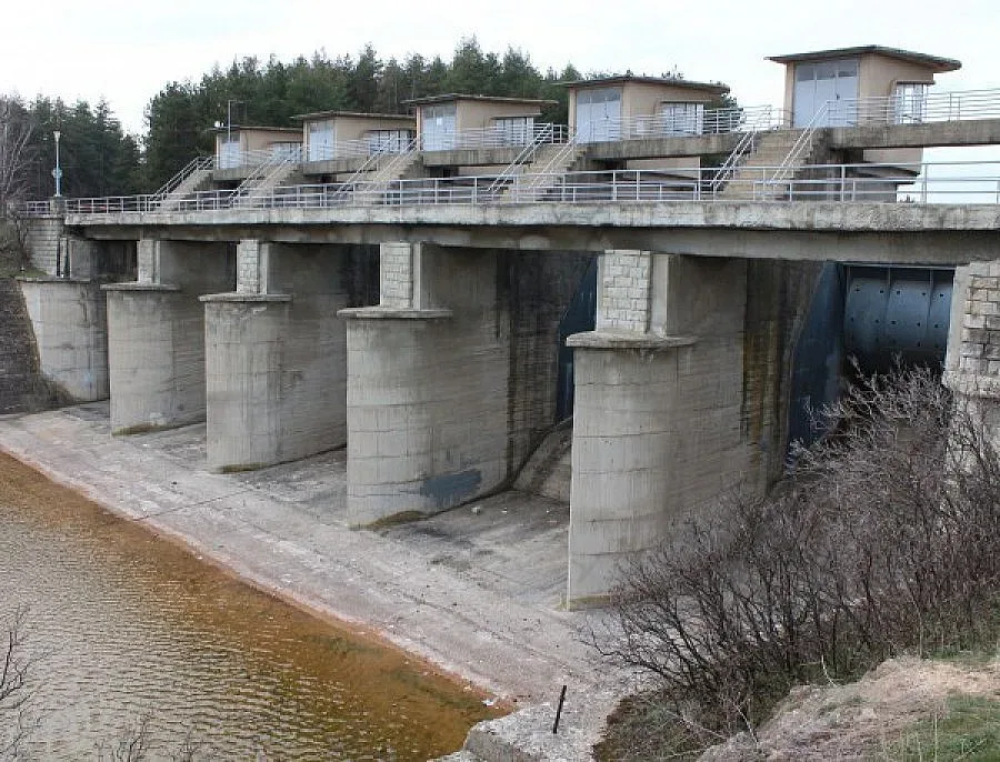 Намалиха  двойно изпусканите води от яз. „Копринка“