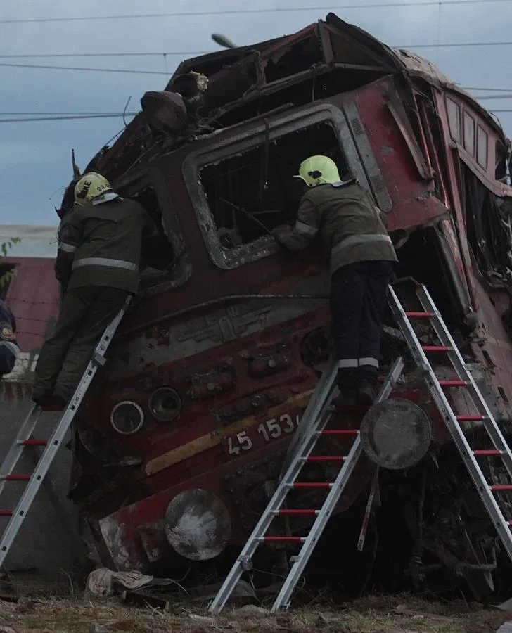 Влак се блъсна в автомобил и се запали