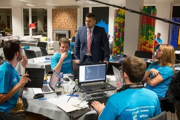 Най-младият евродепутат е запален по авиацията