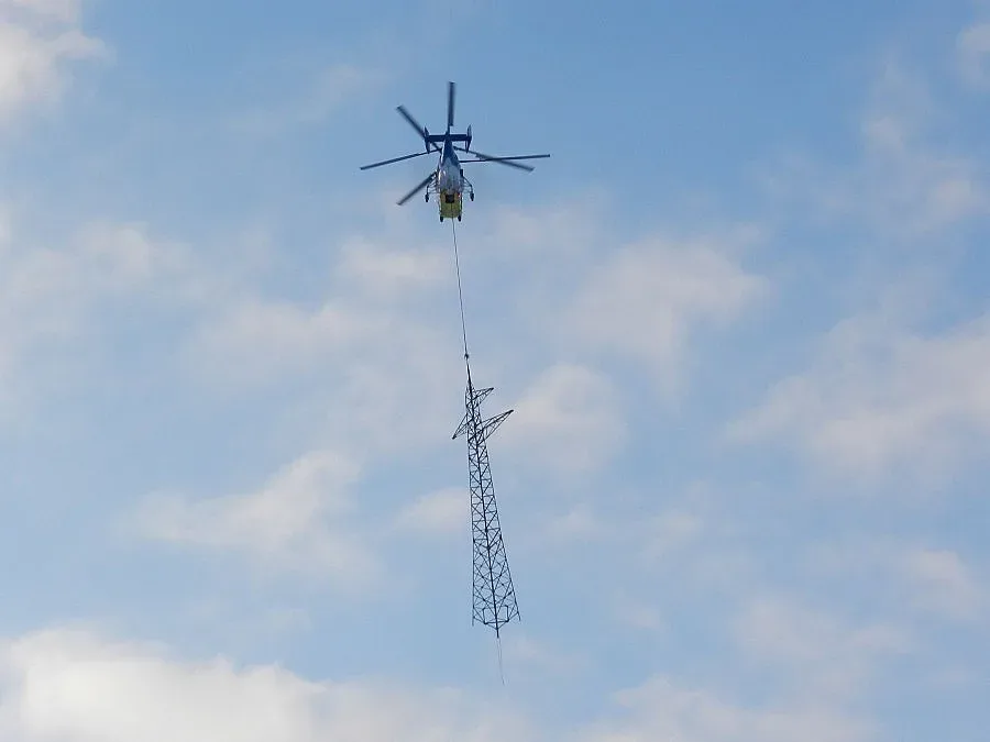 Приключи операцията по подмяната на падналия стълб от далекопровода край Белоградчик