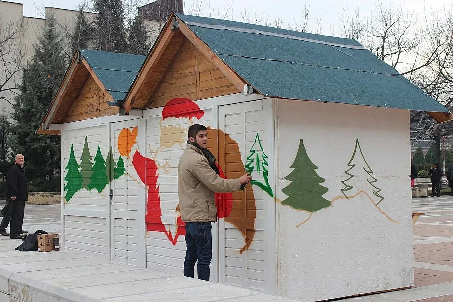 Художник изрисува къщичка благотворително