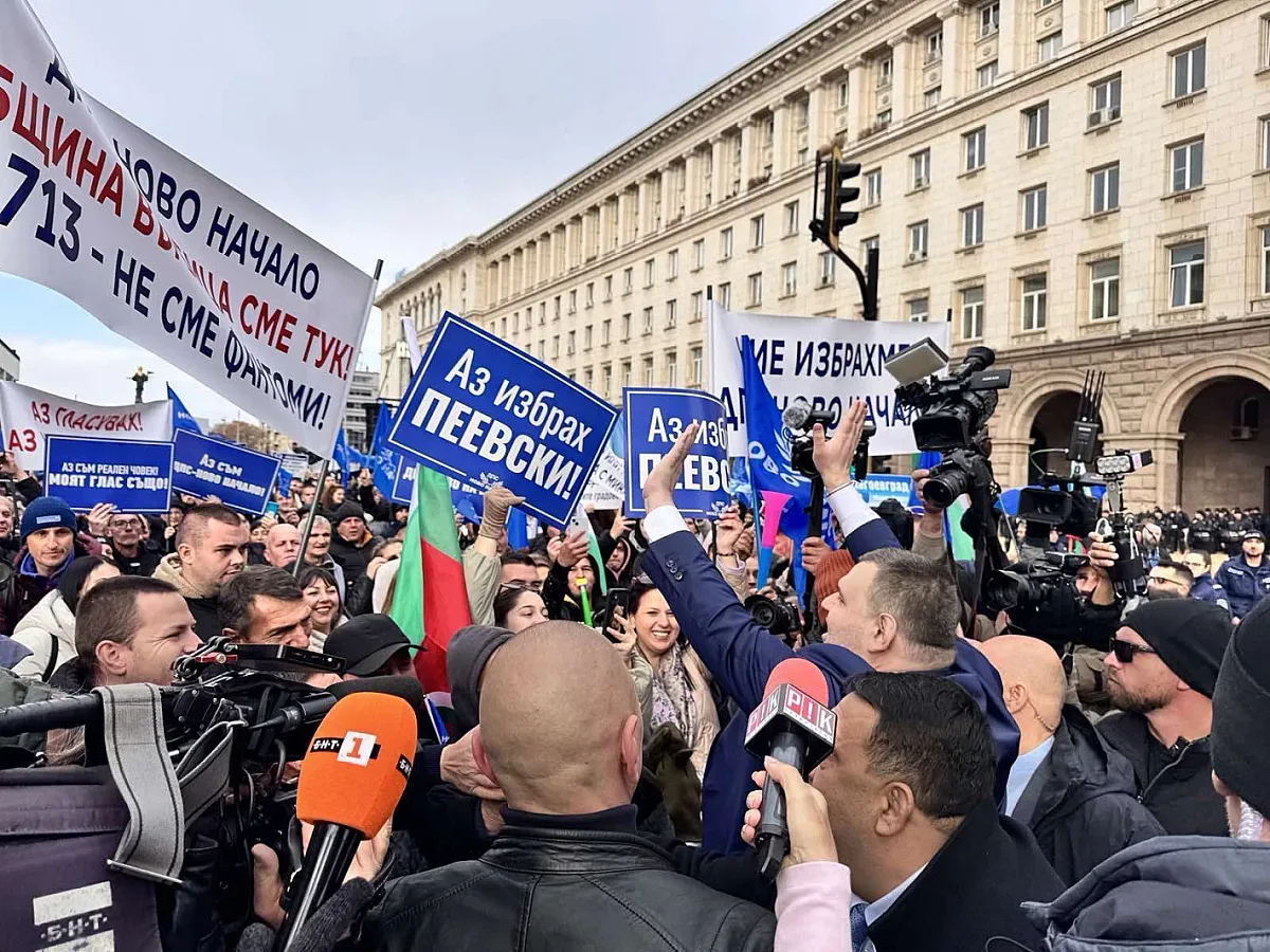 Пеевски с младите, "Промяната" - с дерибеите (ОБЗОР, ВИДЕО, СНИМКИ)