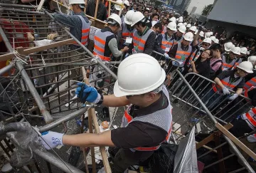 Премахват барикадите в Хонконг