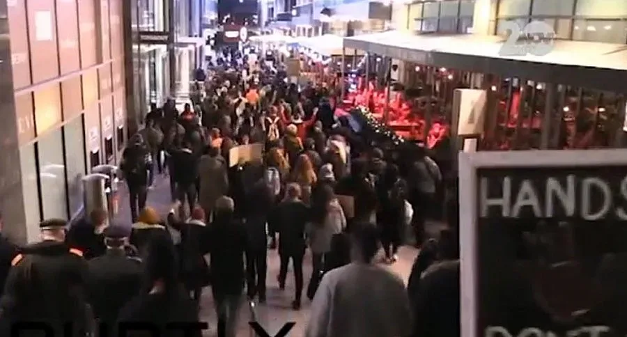 Демонстрации в търговски център в Лондон завършиха с арести