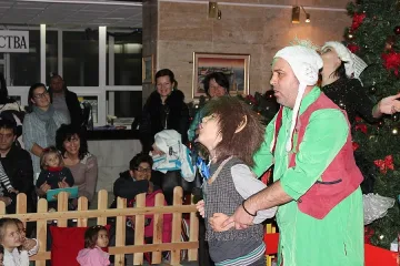 "Червената шапчица" напълни кметство в Благоевград с деца