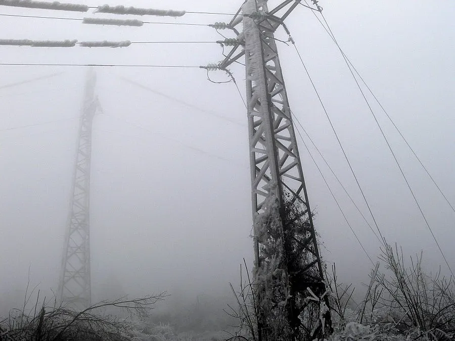 Пренасят стълб на далекопровод край Белоградчик с хеликоптер