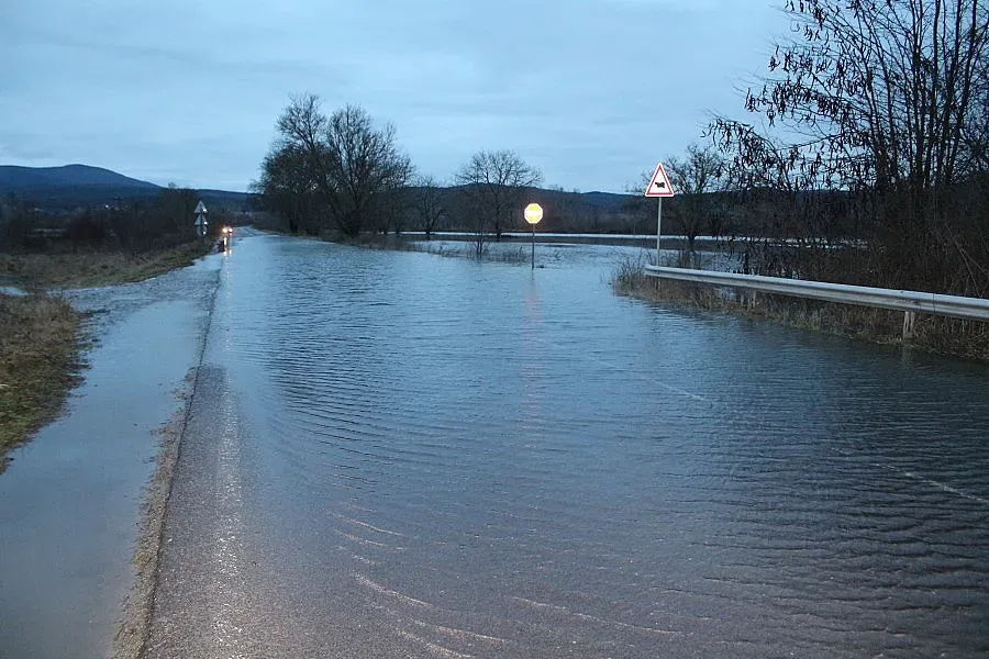 Тунджа затвори пътя Казанлък-Стара Загора