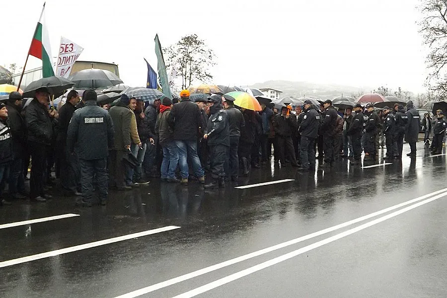 Авджии блокираха за кратко пътя за Маказа срещу разделянето на ловен район