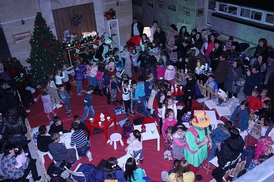 Десетки деца чуха в кметство приказката за Снежанка