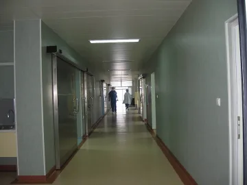 Наркопласьор заби отвертка в главата на клиент