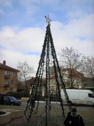 Гълъбово пали коледната елха, въпреки бедствието