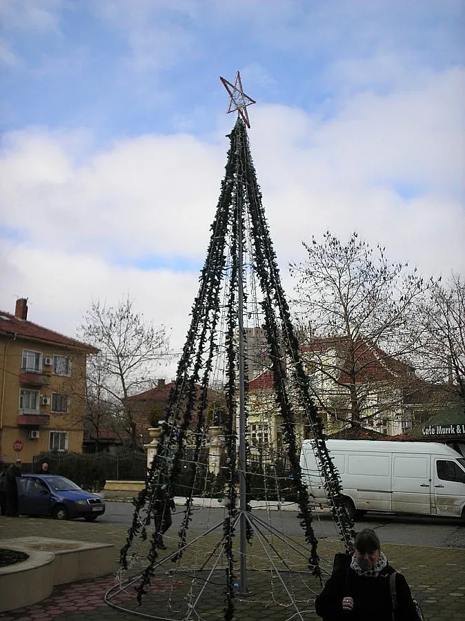 Гълъбово пали коледната елха, въпреки бедствието