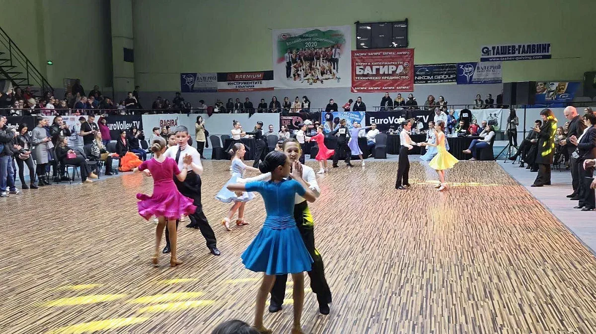 Елита на спортните танци се събра в Казанлък