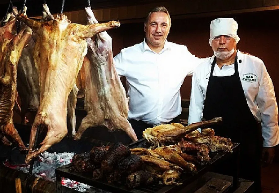 Камата нападна кренвирши и агне