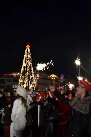 Грейва коледната елха и в Казанлък