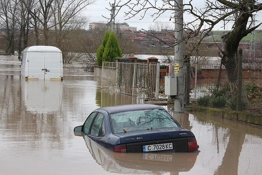 Обстановката в Елхово остава критична