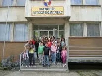 Хлапета правят летящи чинии 