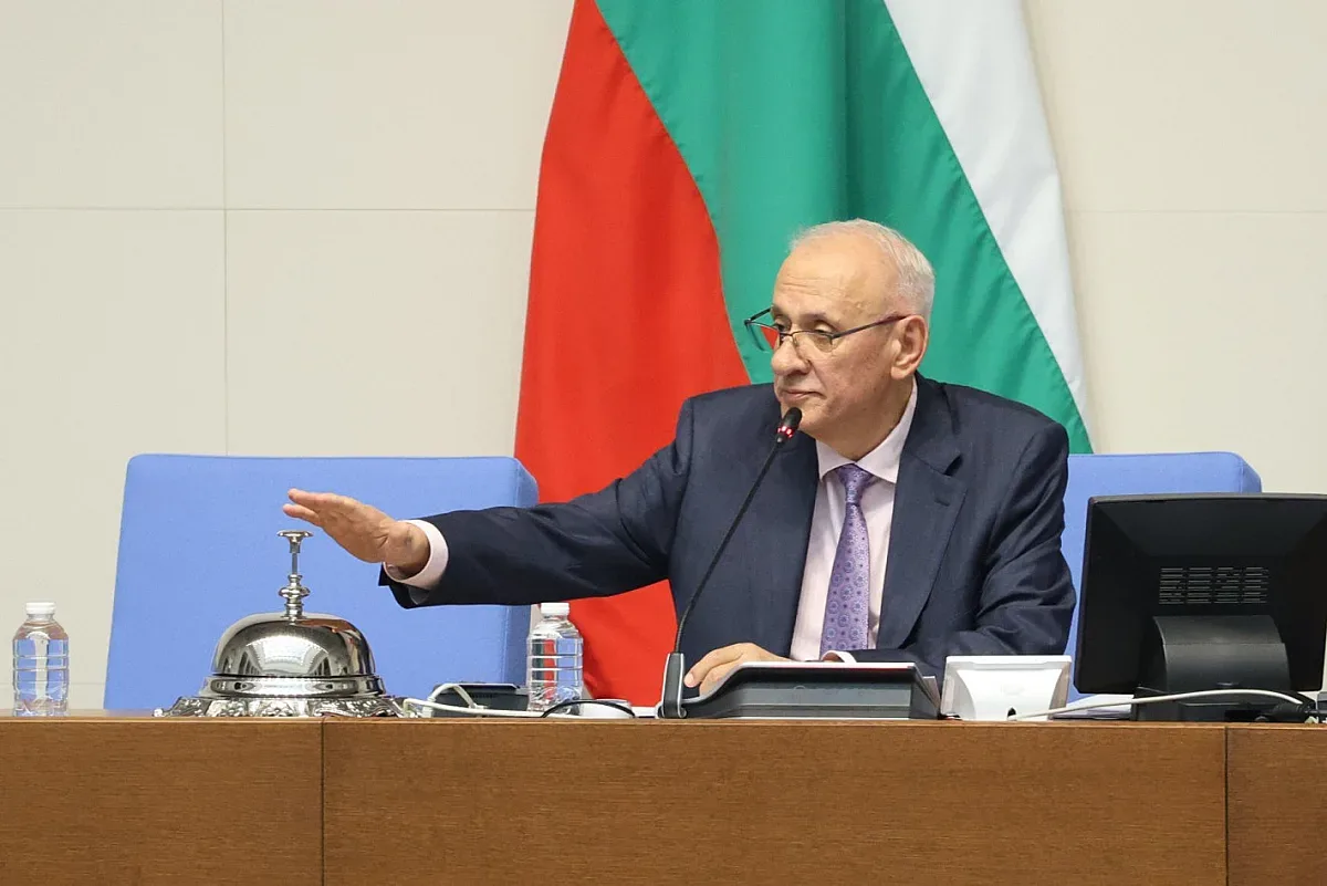 Депутатите се заклеха. Валят сценарии за председател