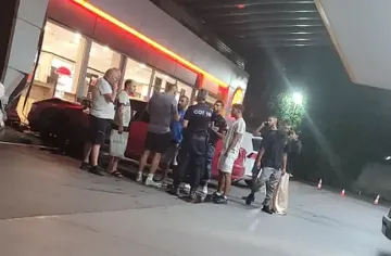 Пак кошмар в София! Кола се заби в бензиностанция