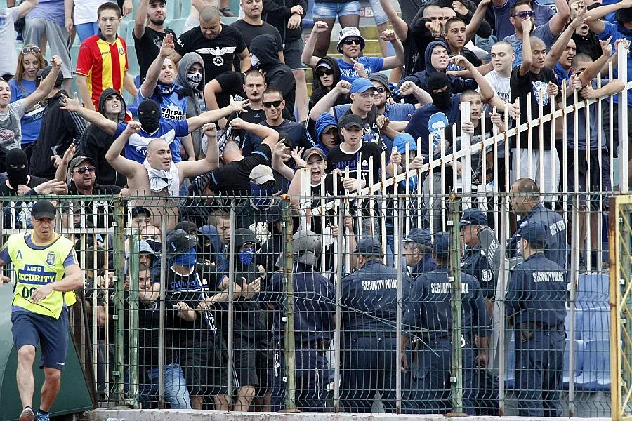 "Сините" с нощен протест