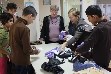 Младите ротарианци зарадваха децата от Центъра за настанява от семеен тип в кърджалийския квартал „Гледка“