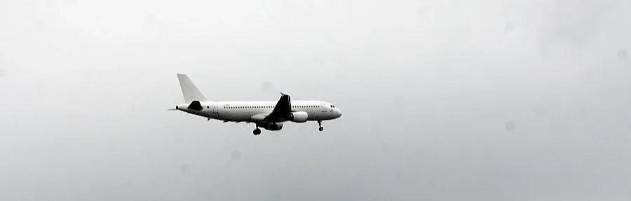 Самолет се приземи аварийно заради пътници с прилошаване