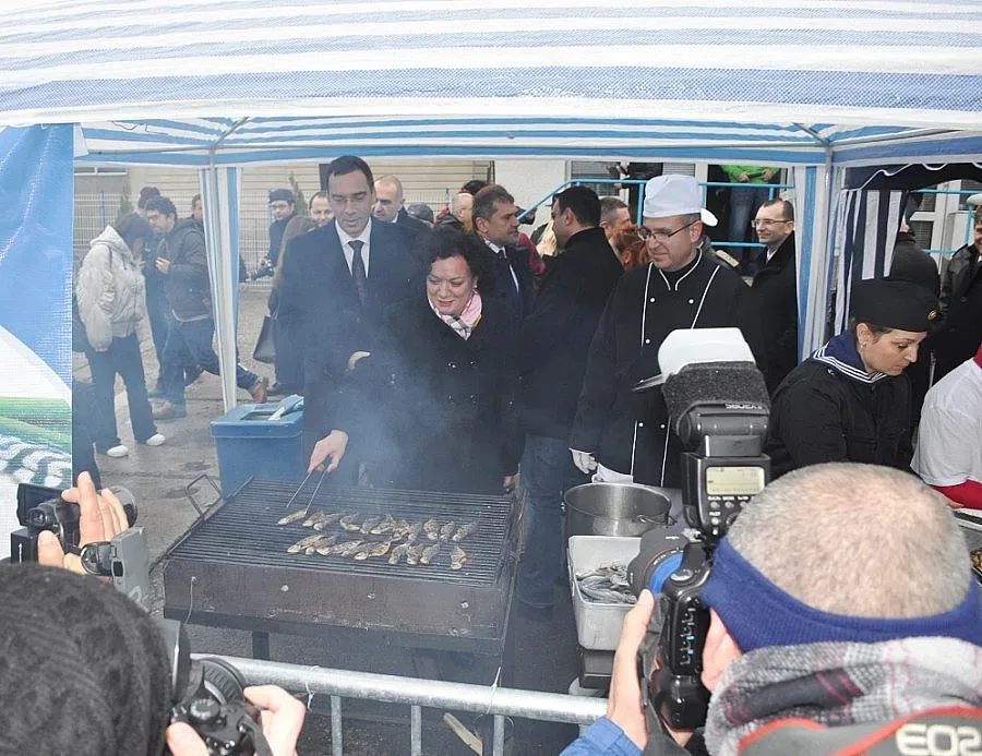  Министри пекоха риба на площада 