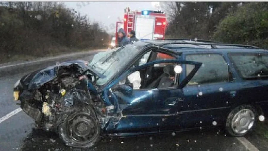 Семейство се заби в джип на път за болницата