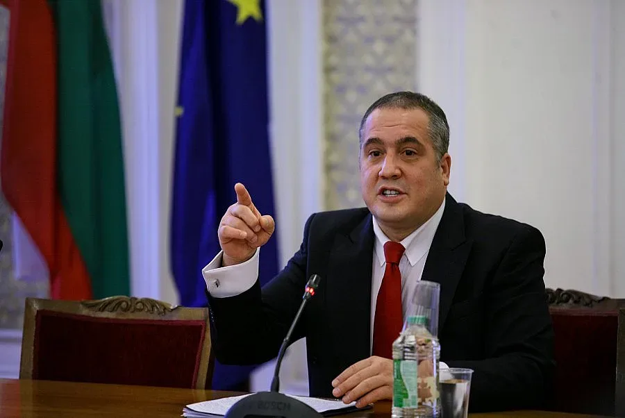 Бинев: Няма да подам оставка, не искам да ме обичат