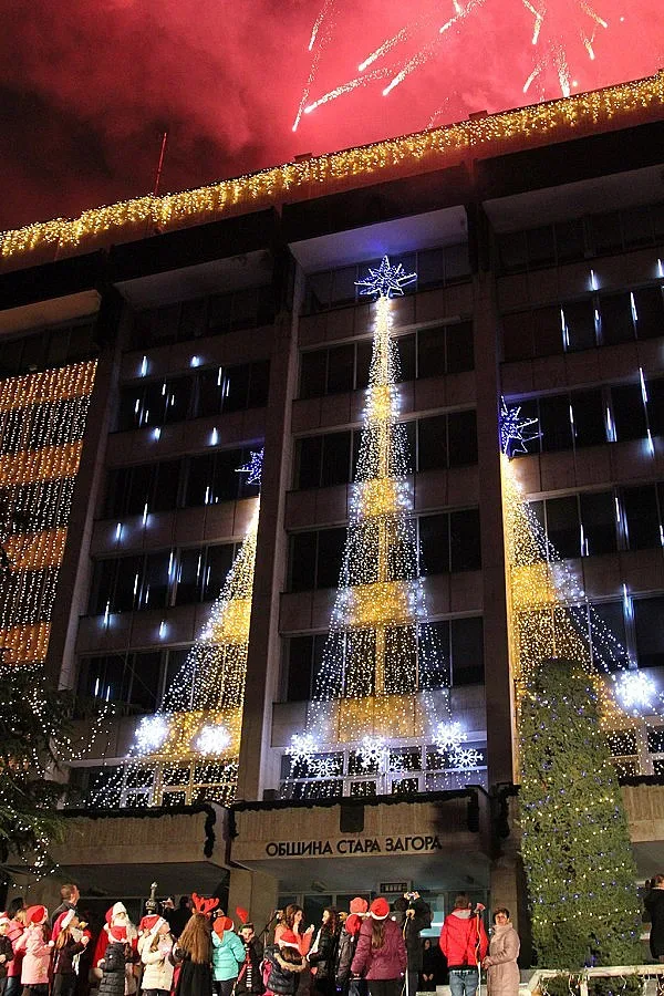 Красива Коледна елха грейна в центъра на Стара Загора