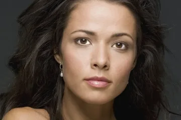 Нашата Ени в сериал със секссимвола Денис Лиъри