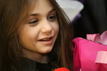 Крисия и Свилена палят елхата в Разград