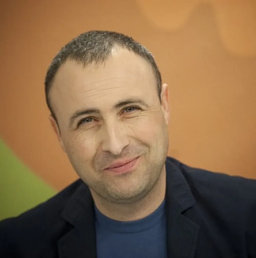 Руслан Мъйнов пее руски песни в Каварна и пали светлините на елхата