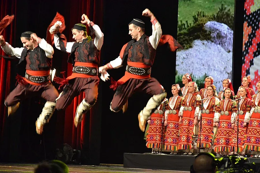 СНИМКИ: Ансамбъл "Пирин" вдигна на крака НДК