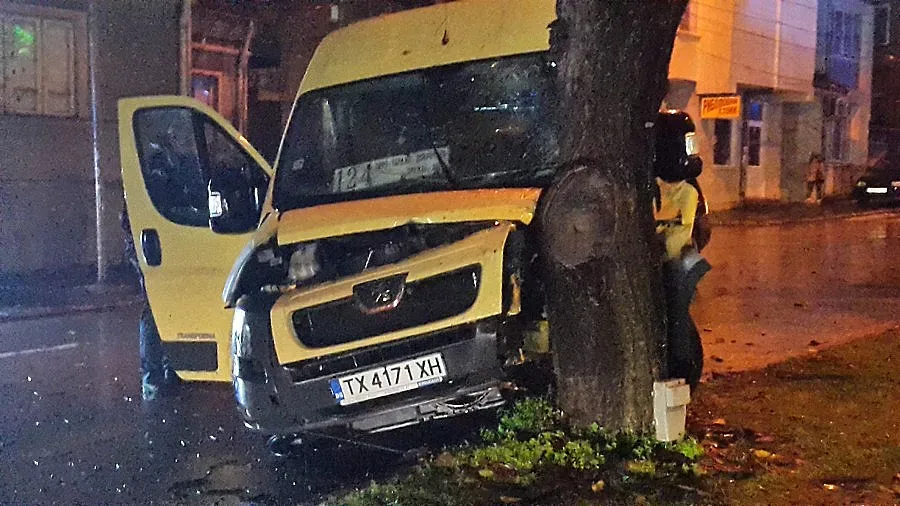 Надрусан предизвика катастрофа с маршрутка от градския транспорт