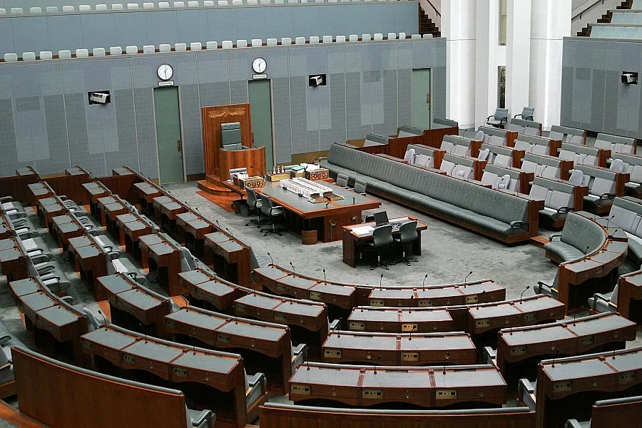 Спорните временни визи за бежанци в Австралия вече са факт