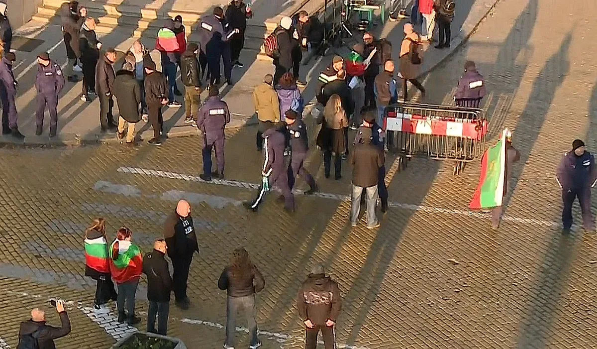 Затворени булеварди и сериозни задръствания в центъра на София