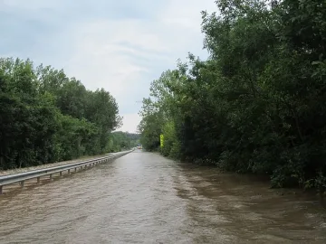 Пътят Бургас - Ямбол е затворен, бедствено положение в Средец