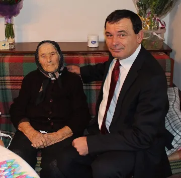 Кмет подари телевизор на 100-годишна юбилярка