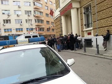 Хора от ранни зори пред банките за парите от КТБ