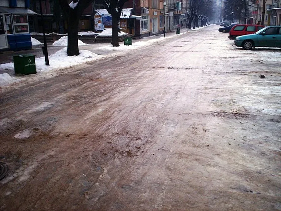 Затворени пътища и частични наводнения в части на страната