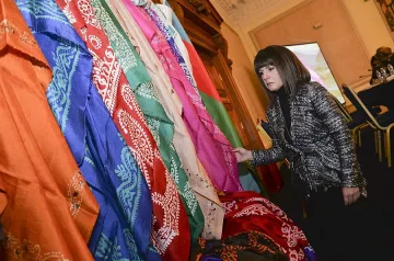 Жени Живкова хареса шалове от Азербайджан