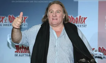 Депардийо пиян на сцената