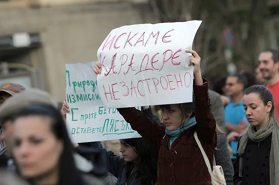 Гледат делото за застрояване на Карадере